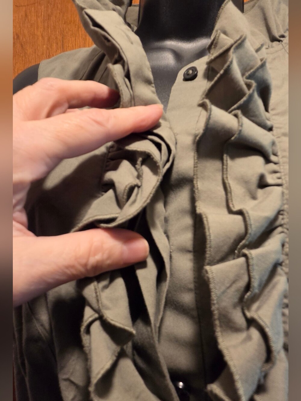 T Tahari Olive Green Ruffled Sleeveless Blouse SzS - Picture 4 of 8